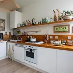 The Iris - Cosy Spacious House & Terrace