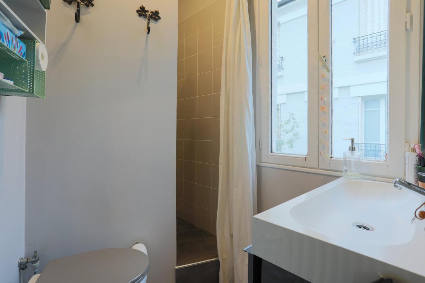 The Iris - Cosy Spacious House & Terrace Guest house